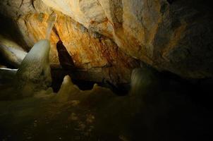 hielo y rocas en una cueva foto