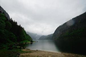 lago con niebla foto