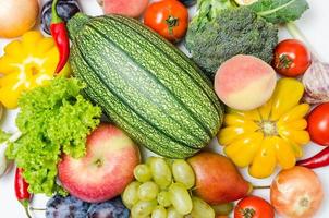 frutas y verduras sobre fondo blanco. Las vitaminas son alimentos saludables. foto