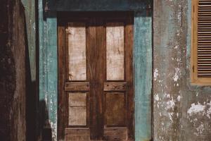 antigua puerta de madera en casa antigua foto