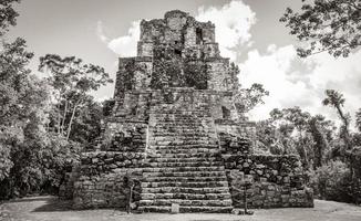 antiguo sitio maya con templo ruinas pirámides artefactos muyil mexico. foto