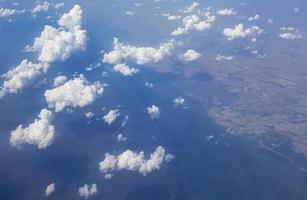 volando por encima de las nubes sobre el campo de tailandia. foto