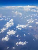 volando por encima de las nubes sobre el campo de tailandia. foto