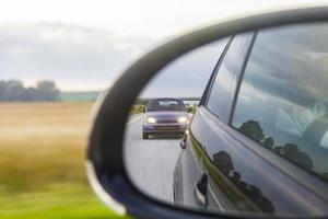 coche morado en el espejo retrovisor en la carretera suecia. foto