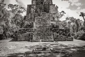 antiguo sitio maya con templo ruinas pirámides artefactos muyil mexico. foto