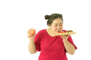 las mujeres obesas asiáticas tienen sobrepeso. con varias emociones para ella, comer y hacer ejercicio