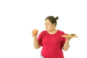 las mujeres obesas asiáticas tienen sobrepeso. con varias emociones para ella, comer y hacer ejercicio
