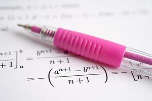 pluma en papel de prueba de ejercicio de fórmula matemática en la escuela de educación. foto