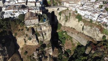 flygdrönare utsikt över puente nuevo, ny bro i ronda. vita byar i provinsen Malaga, Andalusien, Spanien. vacker by på bergets klippa. turistmål. video