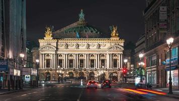 Secuencia de lapso de tiempo de 4k de París, Francia - la ópera garnier en la noche video