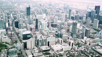 4k sequência aérea de toronto, canadá - o centro da cidade visto de um helicóptero durante o dia