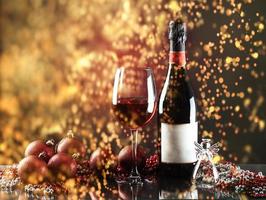 Navidad y Año Nuevo. decoraciones festivas, botella de vino tinto y vidrio en el fondo oscuro. feliz año nuevo y navidad. efecto suave de luz bokeh
