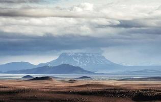 hermoso paisaje de montaña en islandia con volcán en el fondo foto