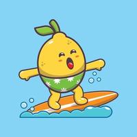 lindo personaje de mascota de dibujos animados de limón surfeando en la playa vector