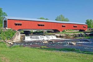 puente cubierto en la zona rural de indiana foto