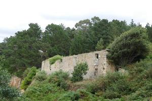 antigua casa de piedra abandonada en la colina foto