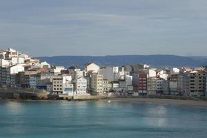 pequeño pueblo junto al mar azul foto