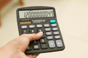 calculadora a mano con fondo bokeh foto
