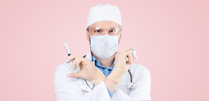 médico sosteniendo una viola con vacuna contra el virus de la corona. foto