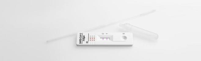 resultado positivo de la prueba mediante el uso de un dispositivo de prueba rápida para covid-19. foto