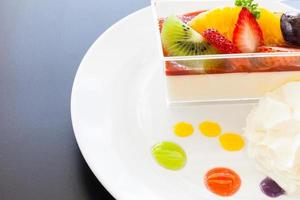 Tarta de crema de frutas y fresas foto