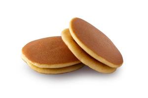 dorayaki son tortitas japonesas aisladas de fondo blanco. foto