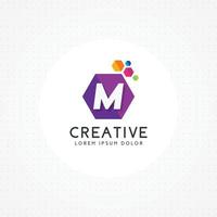 logotipo creativo de la letra m hexagonal vector