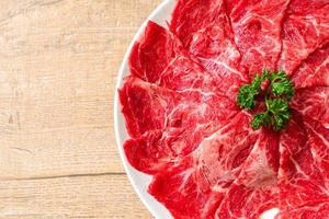 Carne fresca cruda en rodajas con textura de mármol foto