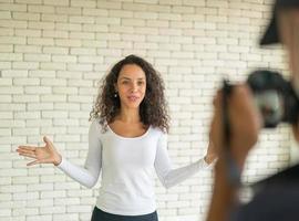 Influencer mujer latina hablando con cámara foto