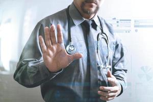 médico inteligente abriendo su mano, computadora de pantalla táctil, estetoscopio, vista frontal, efecto de filtro foto