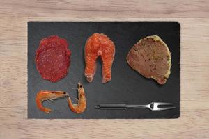 trozos de carne y pescado de ternera foto