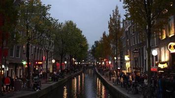 nachtleven op straat van rode lichten en seksindustrie van amsterdam, club, winkel