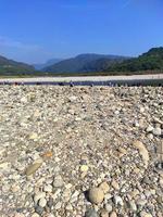 piedra en el agua del río. escena de la naturaleza foto