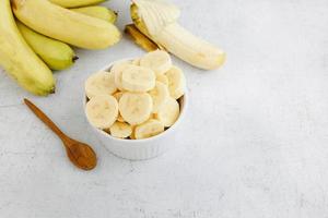 rodajas de plátano fresco en un bol foto