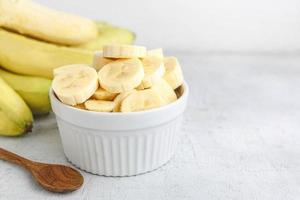 rodajas de plátano fresco en un bol foto