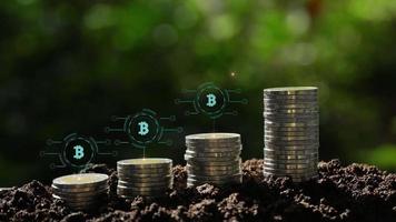 bitcoin sur la pile de pièces augmente le concept de croissance de l'entreprise. fond d'hologramme de signe bitcoin.