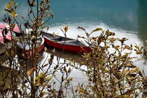 una canoa roja en la niebla foto