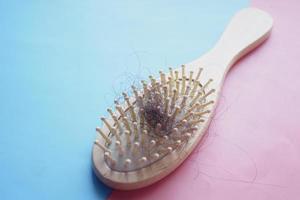 un cepillo con cabello perdido en la mesa foto