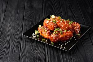 alitas de pollo. receta tradicional asiática. fondo oscuro copie el espacio vista superior.