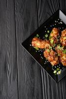 alitas de pollo. receta tradicional asiática. fondo oscuro copie el espacio vista superior.