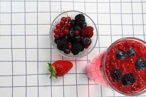 té de frutas frescas, bayas y bebida de fresa foto