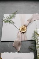 detalles de boda planos. invitación de boda y papel de pergamino. botella con fragancia. caja del anillo. ramo sencillo.