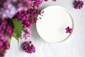 flor lila de cinco puntas entre flores lilas en una taza con agua. crear espacio para el texto. rama lila con una flor de 5 pétalos. foto