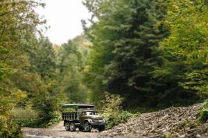 camión soviético en las montañas de los Cárpatos transporta personas en excursiones. foto