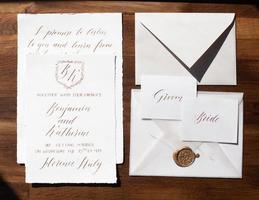 Wedding details flat lay on wooden background. Wedding invitation. Wedding bouquet. Mock up. Envelope. Copy space. photo