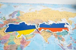 bangkok, tailandia - 1 de febrero de 2022 bandera de rusia y ucrania en el fondo del mapa mundial. foto