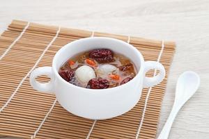 cocina china, un plato de chicle de durazno. El chicle de melocotón es una bebida tradicional china que contiene chicle de melocotón, nido de pájaro, dátiles rojos, hongo de la nieve, bayas de goji y azúcar de roca. foto