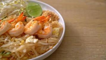 uppstekta nudlar med räkor och groddar eller pad thai - asiatisk matstil video