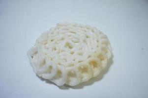 las galletas kerupuk son un tipo de bocadillo originario de indonesia que generalmente se hacen con masa de harina de tapioca foto