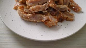 pescoço de porco grelhado ou pescoço de porco cozido no carvão com molho picante tailandês